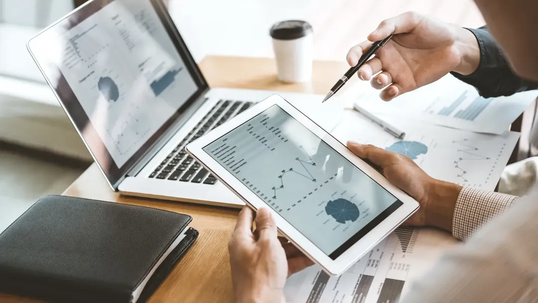 financial-data-on-tablet-laptop